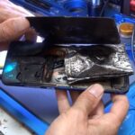 Bitlis’te tamir edilen telefonun bataryasının patlama anı